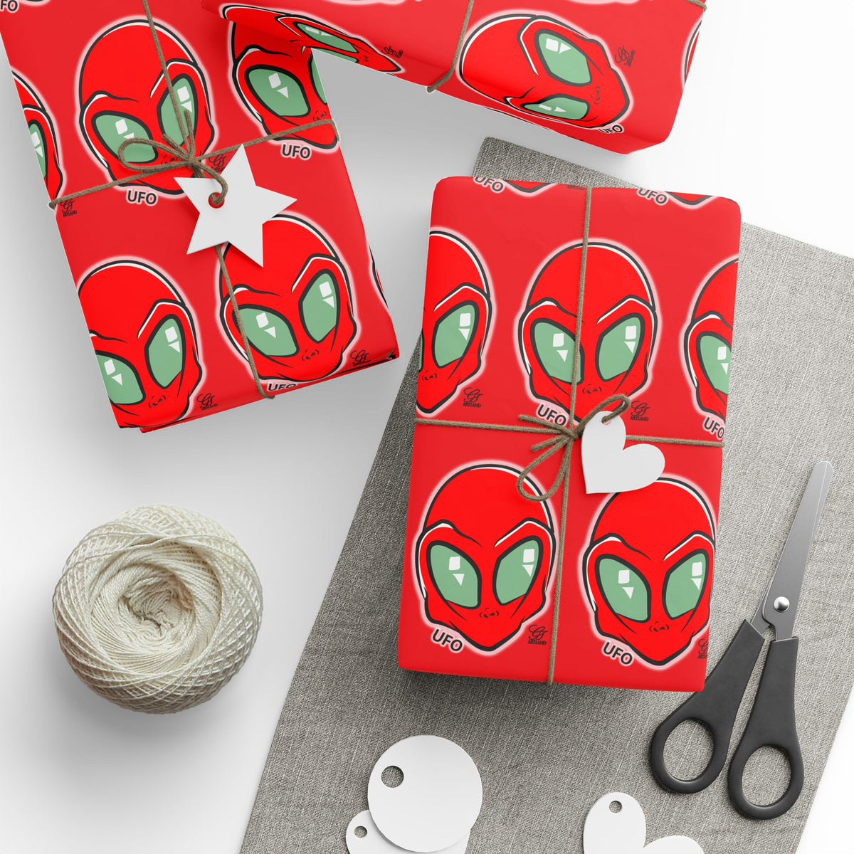 Red Alien UFO Sci‑Fi Gift Wrap